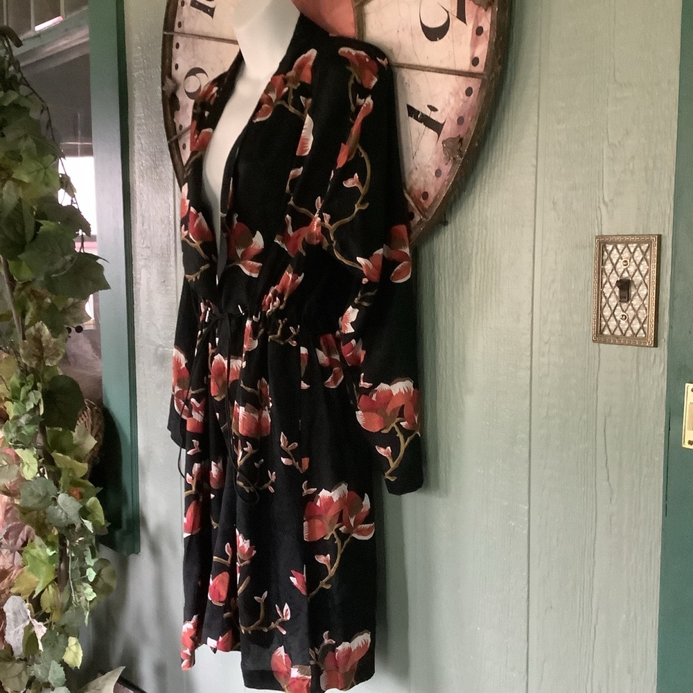 Masai size Large black floral print elasticized waist silky crush effect kimono